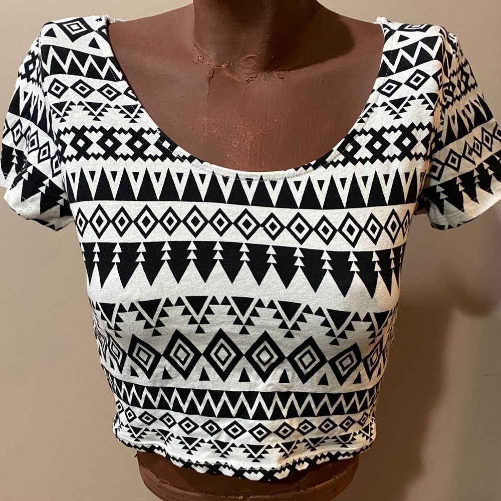Charlotte Russe B&W crop top in Medium, lace back